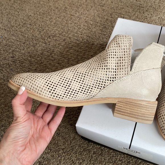 Any season! Dolce Vita Ankle Boots - Picture 2 of 4